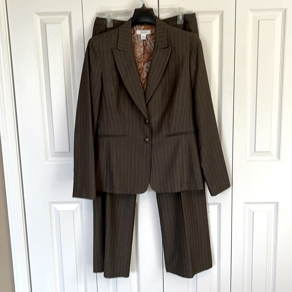 Dress Barn Light weight Olive green w/ Tan strips Pants Suit Sz 8